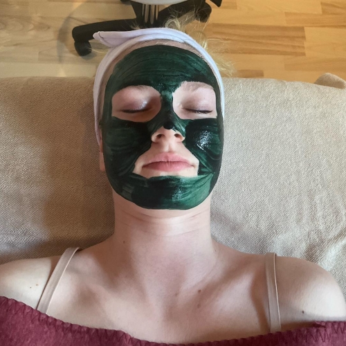 Klient får afslappende ansigtsmaske i forbindelse med Japansk Lifting hos Klinik MasAku