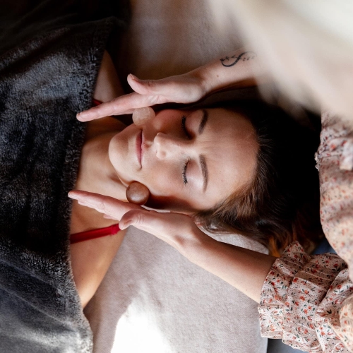 Kvinde får Japansk Lifting ansigtsbehandling med stenmassage hos Klinik MasAku i Odense
