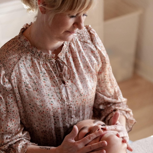 Kvinde får Japansk Lifting med krystalmassage og afslapning hos Klinik MasAku i Odense