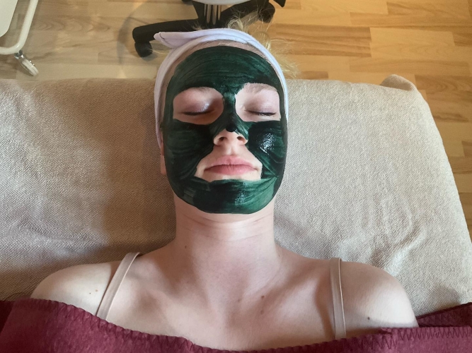 Klient får afslappende ansigtsmaske i forbindelse med Japansk Lifting hos Klinik MasAku