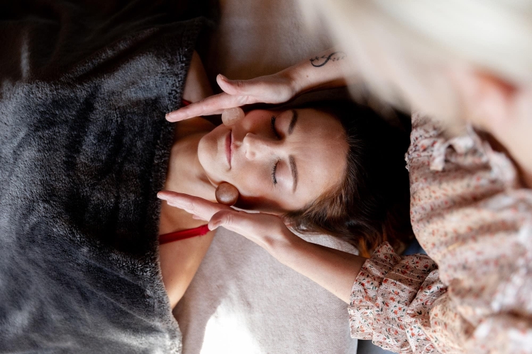 Kvinde får Japansk Lifting ansigtsbehandling med stenmassage hos Klinik MasAku i Odense