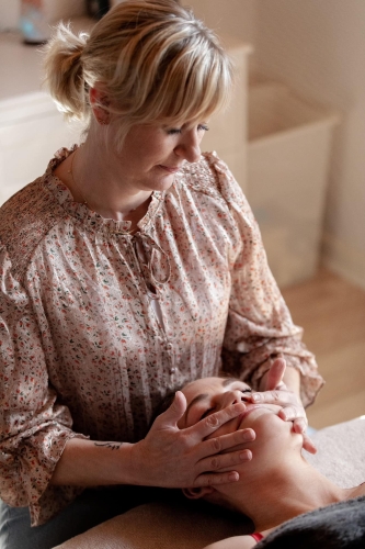 Kvinde får Japansk Lifting med krystalmassage og afslapning hos Klinik MasAku i Odense